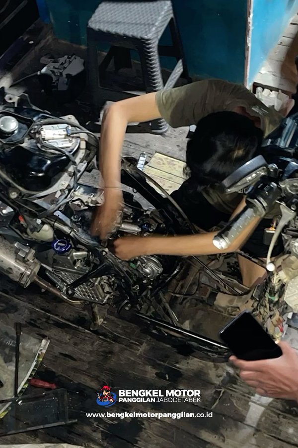 Servis motor pelanggan di Bekasi