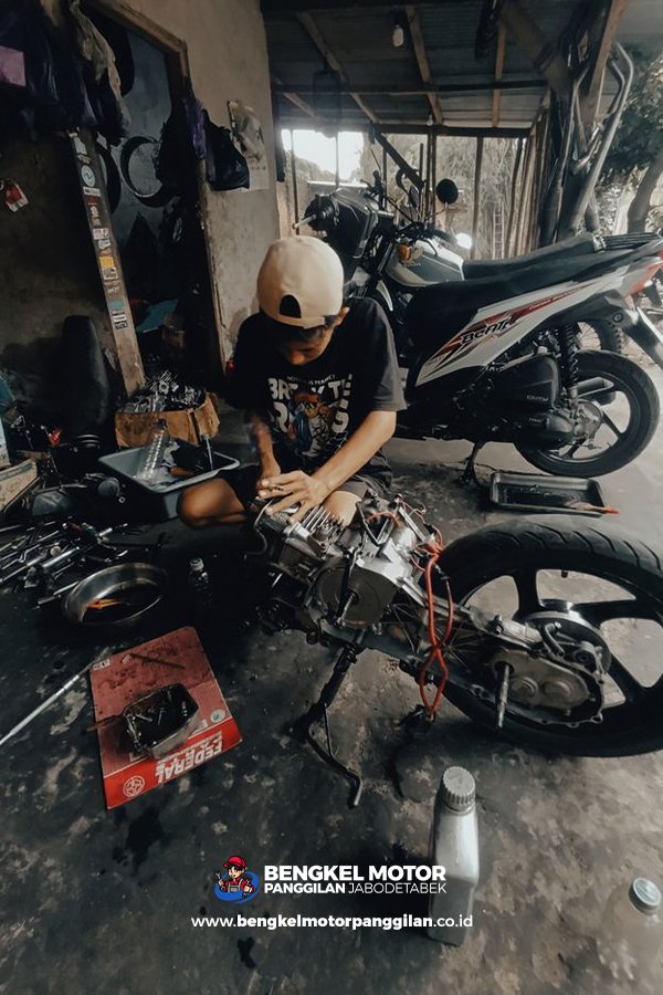 Mekanik muda mengerjakan motor