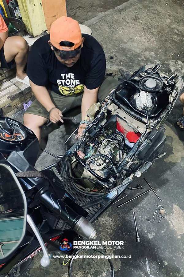 Montir mendatangi motor pelanggan yang rusak