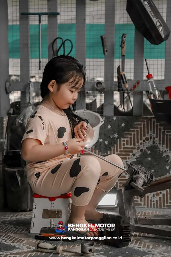 Anak melihat proses perbaikan motor