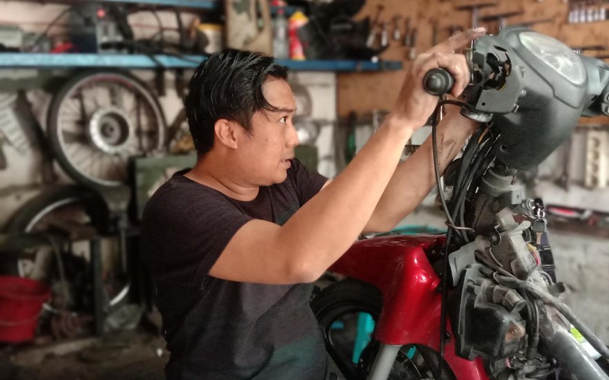 Montir motor panggilan sedang bekerja