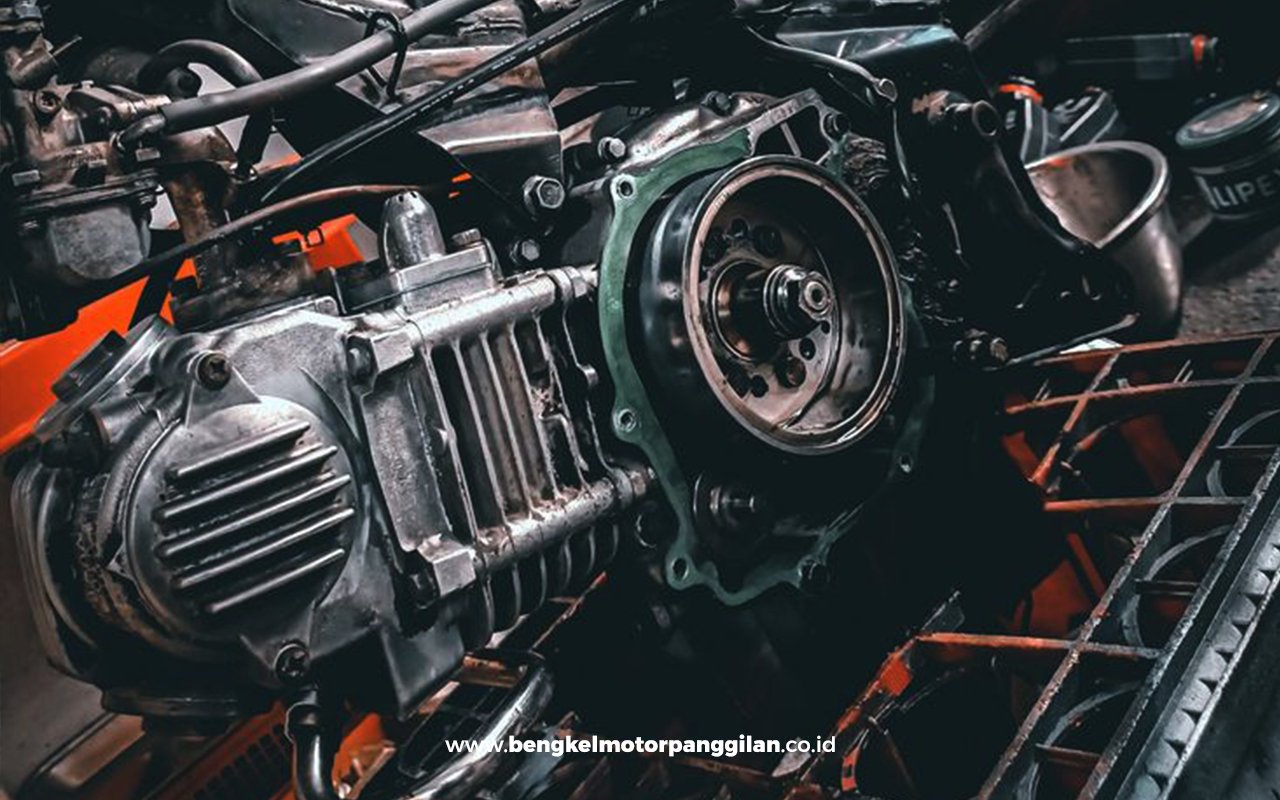 Mekanik sedang memperbaiki motor pelanggan